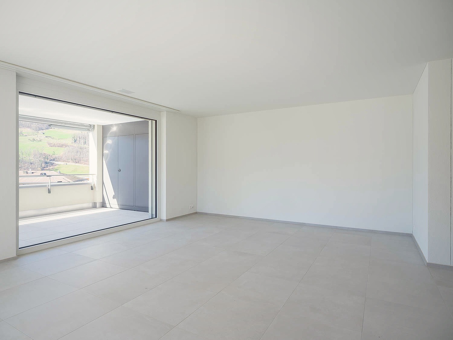 Zimmer mit Öffnung zum gedeckten Aussenraum