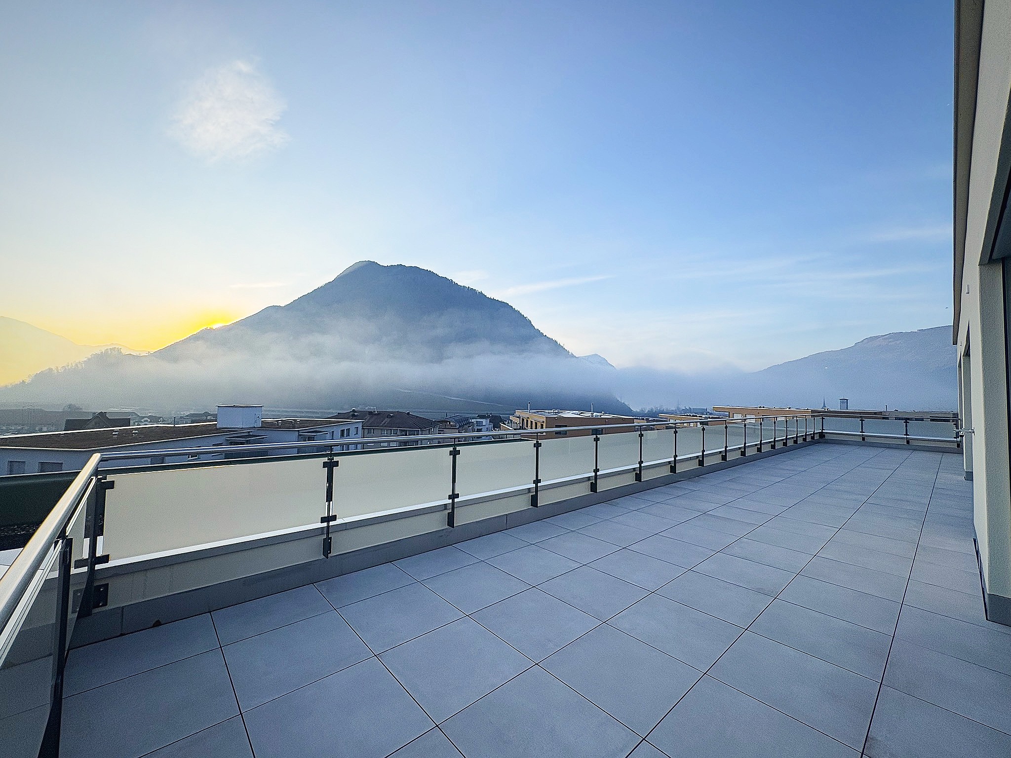 Terrasse in der Morgendämmerung über den Dächern